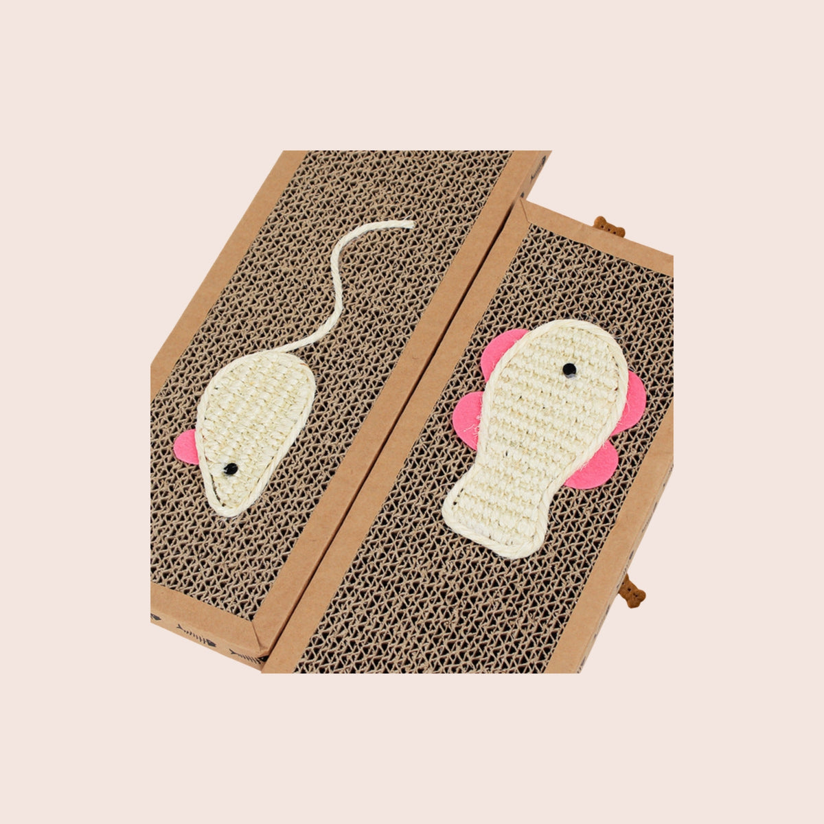 Griffoir plat en carton, détail des motifs souris et poisson en sisal